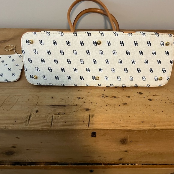 Vintage Dooney and Bourke Handbag - Picture 4 of 10